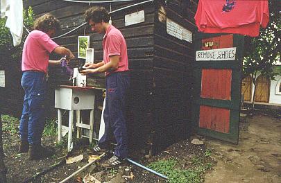 Markus und Kai waschen Wäsche
