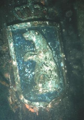 Wappen an einem Wrack