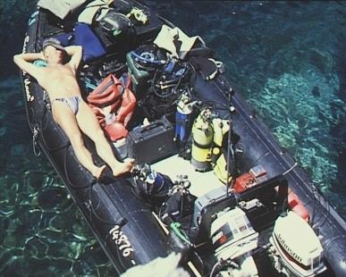 Heinz auf Schlauchboot
