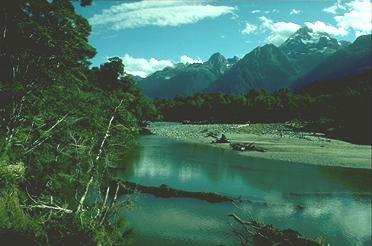 Hollyford River, Berge