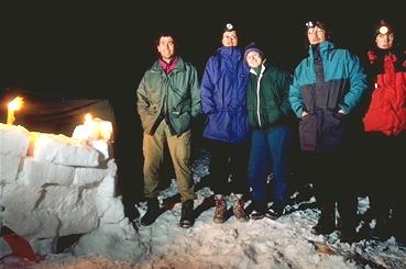 wir draussen vor der Schneehütte