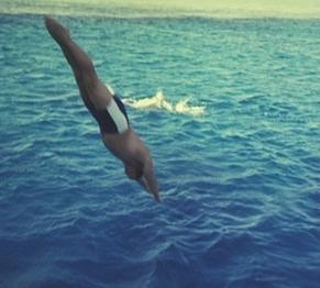 Kopfsprung in perfekter Haltung