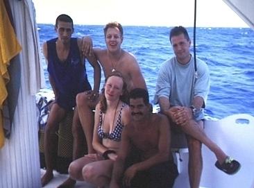 Ingrid, Jens und Norbert mit dem Koch und dem Schiffsjungen