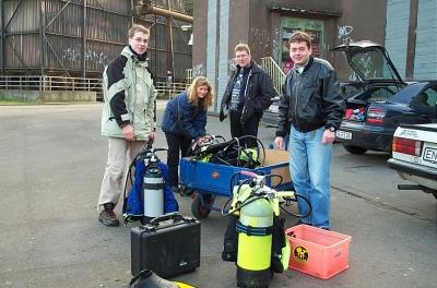 4 Unerschrockene beim Beladen des Bollerwagens