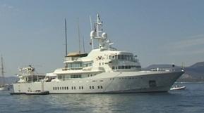 kleine Yacht mit Hubschrauber